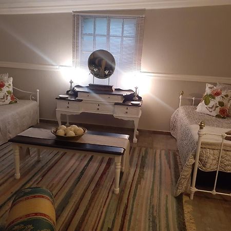 Roses And Pebbles B & B Guest House Klerksdorp Buitenkant foto