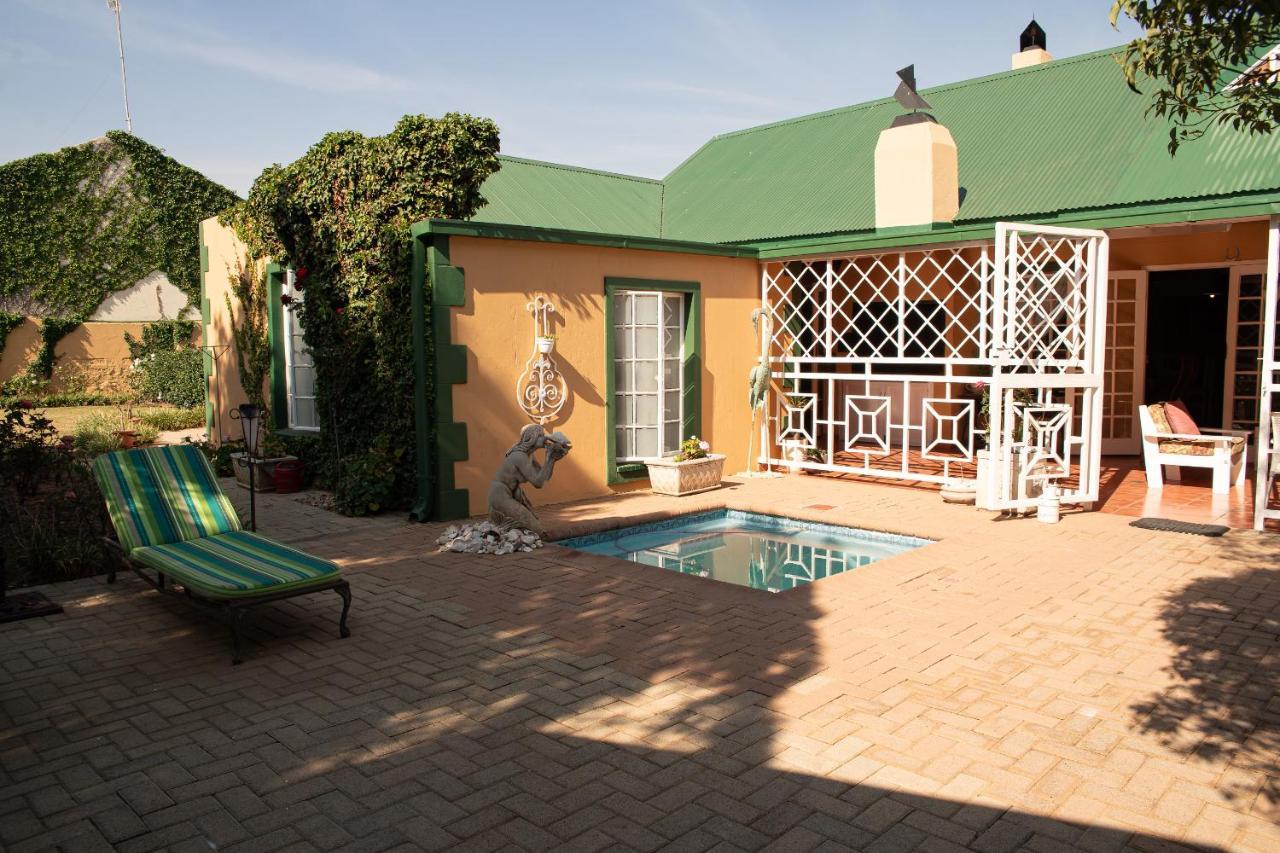 Roses And Pebbles B & B Guest House Klerksdorp Buitenkant foto