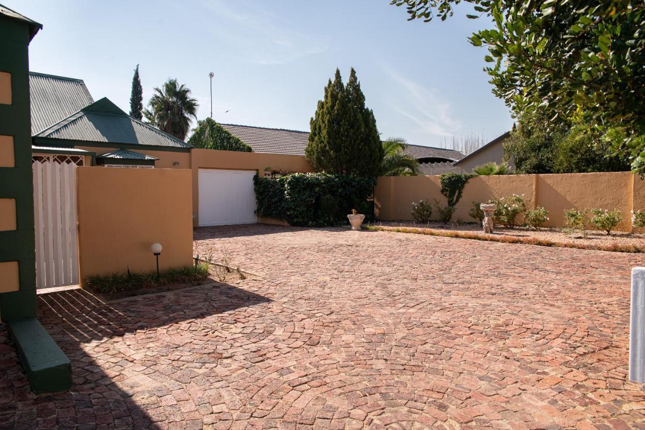 Roses And Pebbles B & B Guest House Klerksdorp Buitenkant foto