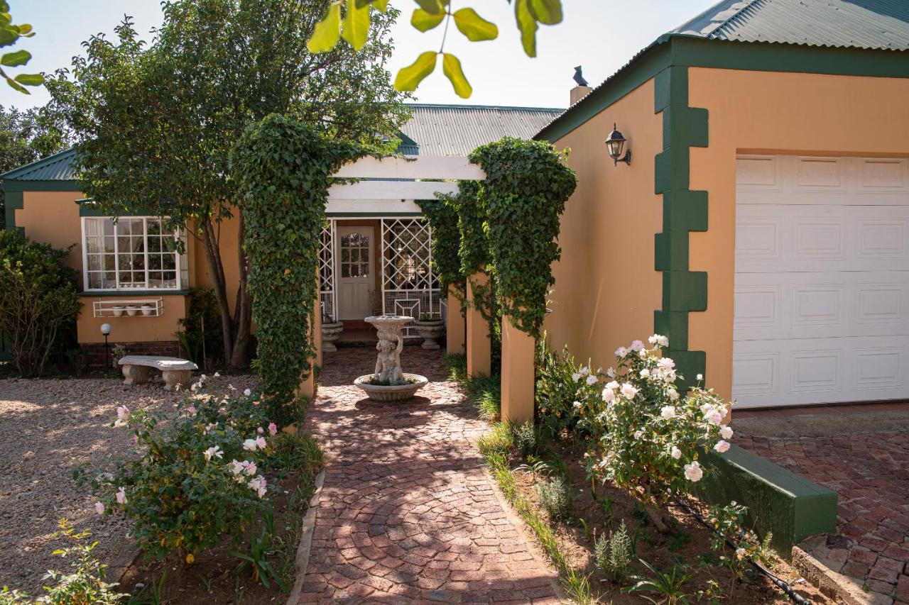 Roses And Pebbles B & B Guest House Klerksdorp Buitenkant foto