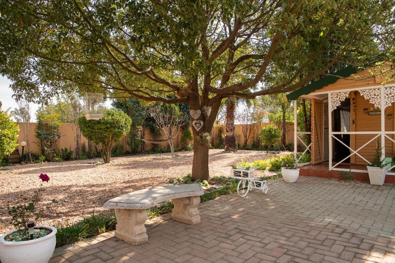 Roses And Pebbles B & B Guest House Klerksdorp Buitenkant foto