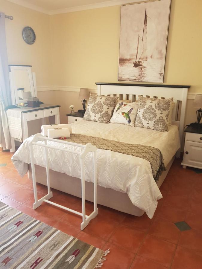 Roses And Pebbles B & B Guest House Klerksdorp Buitenkant foto